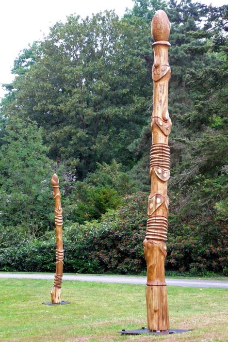 Wachsender Widerstand, 2010, Robinienholz feuergeschwärzt/Acrylfarbe, Höhe ca. 75cm