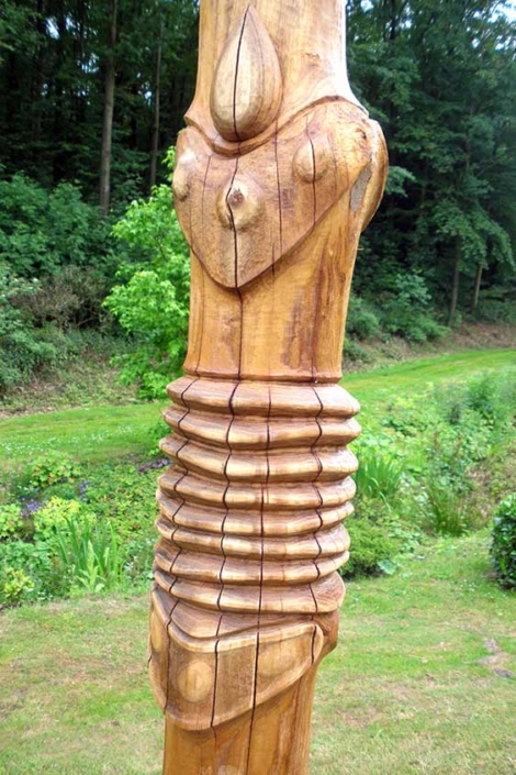 Wachsender Widerstand, 2010, Robinienholz feuergeschwärzt/Acrylfarbe, Höhe ca. 75cm