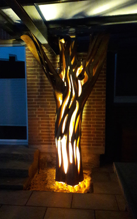 Angel, 2018, Kirschbaum/LED Lichtquelle, Höhe ca. 2,50 m