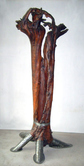 Apfelbaum auf den Kopf gedreht und zum Ritter beschlagen, 2007, Apfelholz/Stahl/Halogenlichtquelle