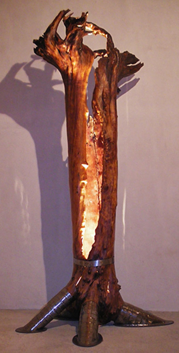 Apfelbaum auf den Kopf gedreht und zum Ritter beschlagen, 2007, Apfelholz/Stahl/Halogenlichtquelle