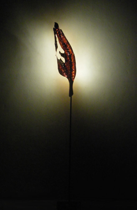 Blatt im Herbst, 2012, Apfelholz/Stahlfuß/LED Lichtquelle, Höhe ca. 2,10 m