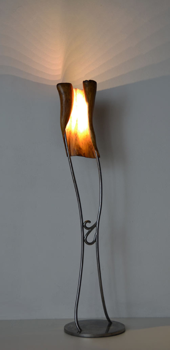 Curly, 2017, Lindenholz/Stahl/LED Lichtquelle, Höhe ca. 1,85m, Objekt ist bereits verkauft.