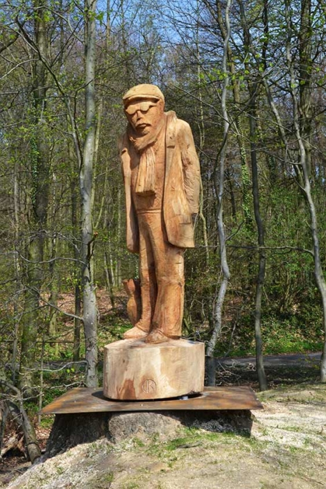 Der Alte und sein Fiffi, 2018, Material: Eichenholz, Höhe ca. 2,50m, Standort: Bad Iburg-Am Kohlbach Zufahrt: Auf der Leimbrede, 49186 Bad Iburg