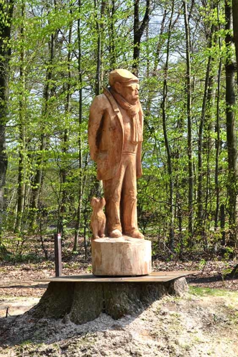 Der Alte und sein Fiffi, 2018, Material: Eichenholz, Höhe ca. 2,50m, Standort: Bad Iburg-Am Kohlbach Zufahrt: Auf der Leimbrede, 49186 Bad Iburg