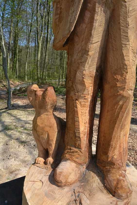 Der Alte und sein Fiffi, 2018, Material: Eichenholz, Höhe ca. 2,50m, Standort: Bad Iburg-Am Kohlbach Zufahrt: Auf der Leimbrede, 49186 Bad Iburg