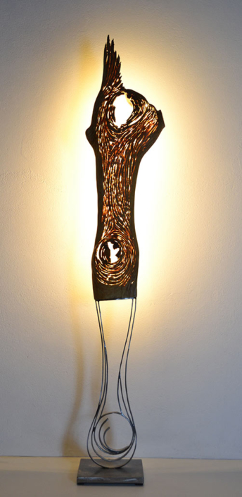Stehleuchte Roses, 2017, angewittertes Pappelholz/Stahlsockel/LED Lichtquelle, Höhe ca. 1,50m