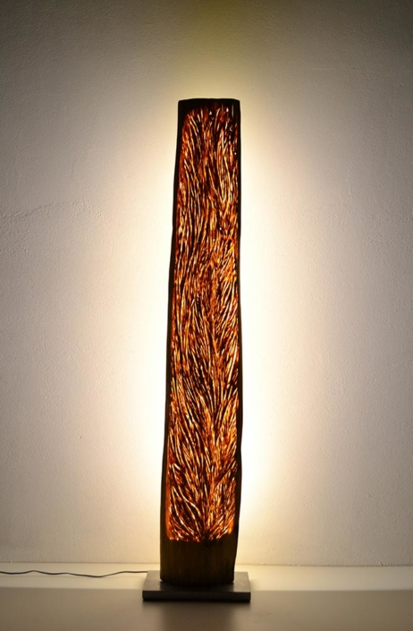 Fire, 2018, Lärchenholz/Stahlfuß/LED Lichtquelle, Höhe ca. 1,80 m, Objekt ist verkauft, kann in ähnlicher Weise reproduziert werden