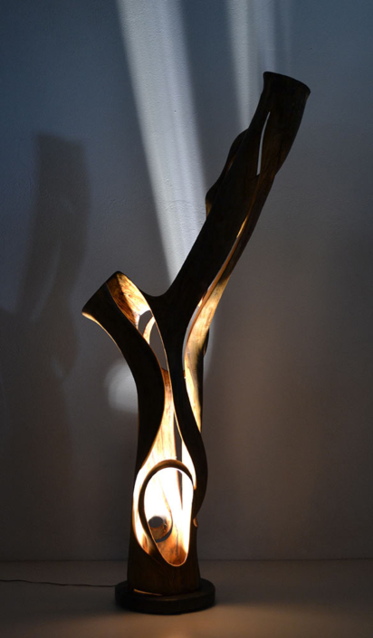 Im Fokus, 2015, Walnussholz/Quarzitsockel/LED Lichtquelle, Höhe ca. 165 m