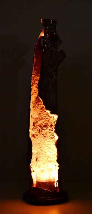 Im Schutze der Höhle, 2010, Apfelholz/Quazitsockel/Halogenlichtquelle, Höhe ca. 1,95 m