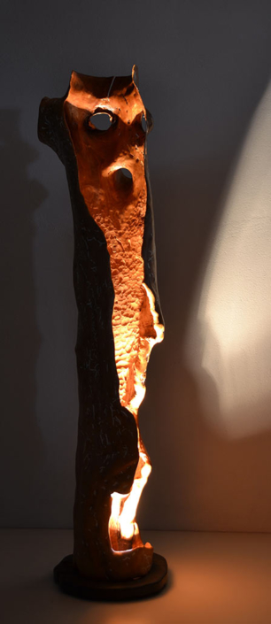 Im Schutze der Höhle, 2010, Apfelholz/Quazitsockel/Halogenlichtquelle, Höhe ca. 1,95 m Im Schutze der Höhle, 2010, Apfelholz/Quazitsockel/Halogenlichtquelle, Höhe ca. 1,95 m