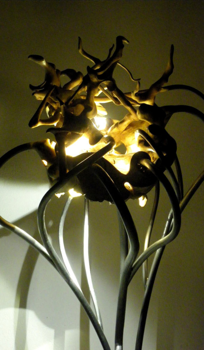 In Touch, 2015, Ilexwurzel/Stahl/LED Lichtquelle, Höhe ca. 1,50 m In Touch, 2015, Ilexwurzel/Stahl/LED Lichtquelle, Höhe ca. 1,50 m