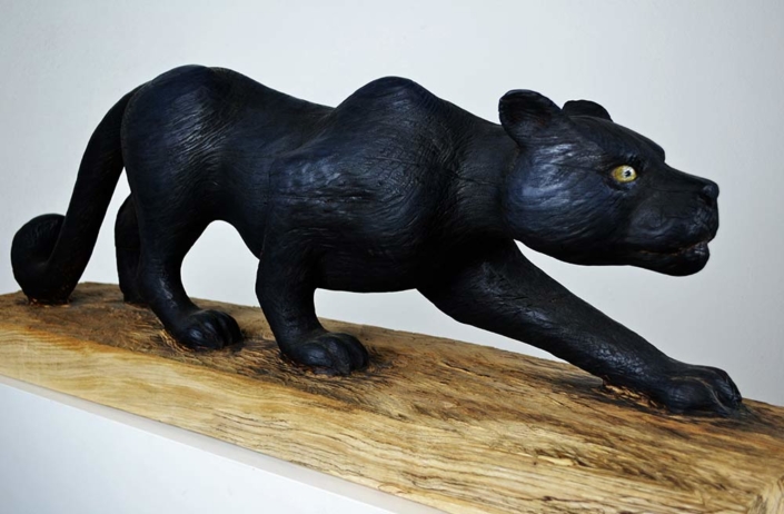 Schleichender Panther, 2017 Lindenholz feuergeschwärzt/Acrylfarbe, Länge/Höhe ca. 1,0m X 35cm