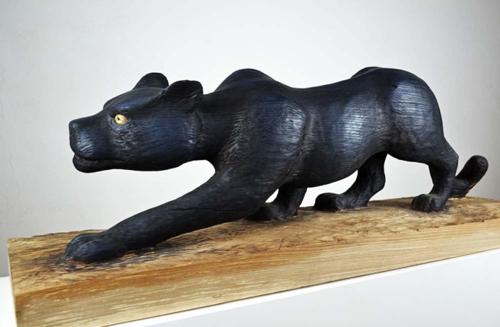 Schleichender Panther, 2017 Lindenholz feuergeschwärzt/Acrylfarbe, Länge/Höhe ca. 1,0m X 35cm