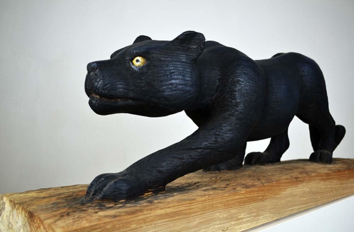 Schleichender Panther, 2017 Lindenholz feuergeschwärzt/Acrylfarbe, Länge/Höhe ca. 1,0m X 35cm