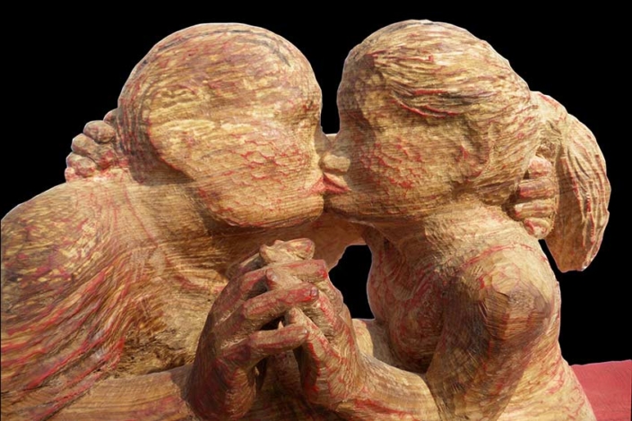 Schwer Verliebt, 2010, Eschenholz/Acrylfarbe, Länge/Höhe ca. 80cm X 35cm