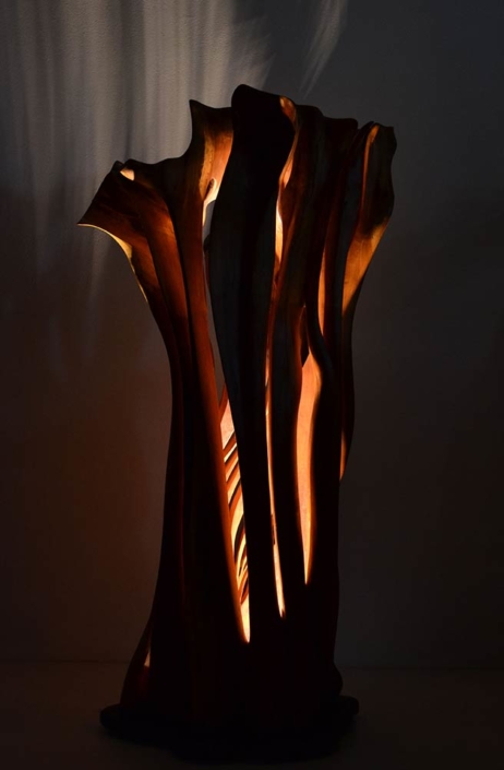 Sinfonia in Legno e Luce, 2016, Kirschbaum/Schiefersockel/LED Lichtquelle, Höhe ca. 1,60m Sinfonia in Legno e Luce, 2016, Kirschbaum/Schiefersockel/LED Lichtquelle, Höhe ca. 1,60m