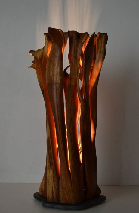 Sinfonia in Legno e Luce, 2016, Kirschbaum/Schiefersockel/LED Lichtquelle, Höhe ca. 1,60m Sinfonia in Legno e Luce, 2016, Kirschbaum/Schiefersockel/LED Lichtquelle, Höhe ca. 1,60m
