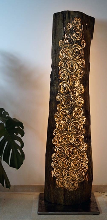 Stehleuchte Roses, 2017, angewittertes Pappelholz/Stahlsockel/LED Lichtquelle, Höhe ca. 1,50m