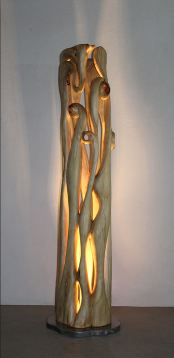 Twists and Turns, 2017, Mammutbaum/Stahlsockel/LED Lichtquelle, Höhe ca. 1,60m