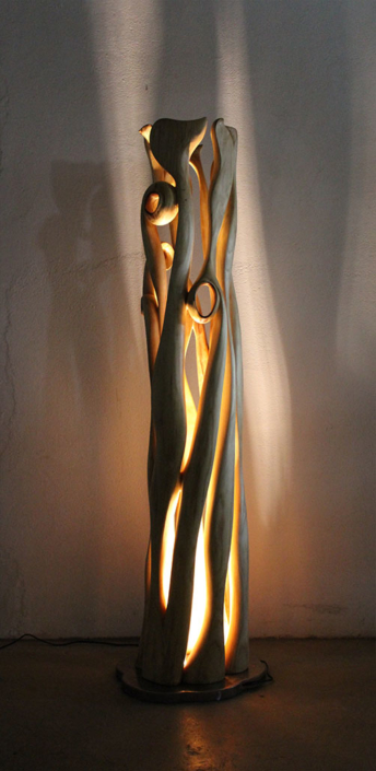 Twists and Turns, 2017, Mammutbaum/Stahlsockel/LED Lichtquelle, Höhe ca. 1,60m, Objekt ist bereits verkauft