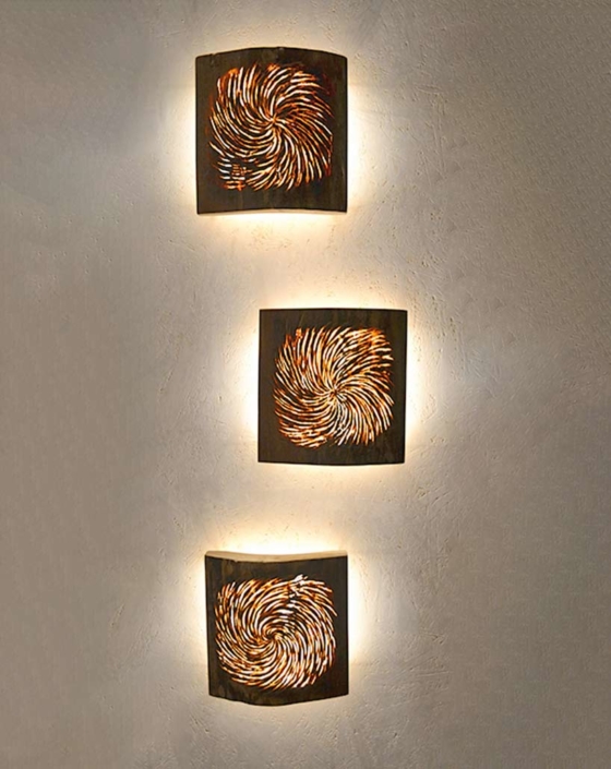 Wandleuchte Wirlwind, 2017, Lärchenholz/LED Lichtquelle, Länge/Höhe ca. 25 cm