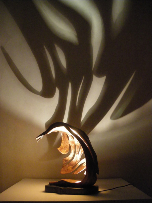 Wellengang, 2013, Ulmenholz/Schiefersockel/Halogenlichtquelle, Höhe ca. 40 cm Wellengang, 2013, Ulmenholz/Schiefersockel/Halogenlichtquelle, Höhe ca. 40 cm