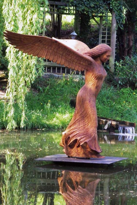 Nike, 2015, Material: Eichenholz, Höhe ca. 2,20 m, Standort: Skulpturenpark-Renkenörener See, 49176 Hilter-Ebbendorf, Zur Wolfsquelle 1, www.heimatverein-borgloh.de/verein/verein_Renkseephp