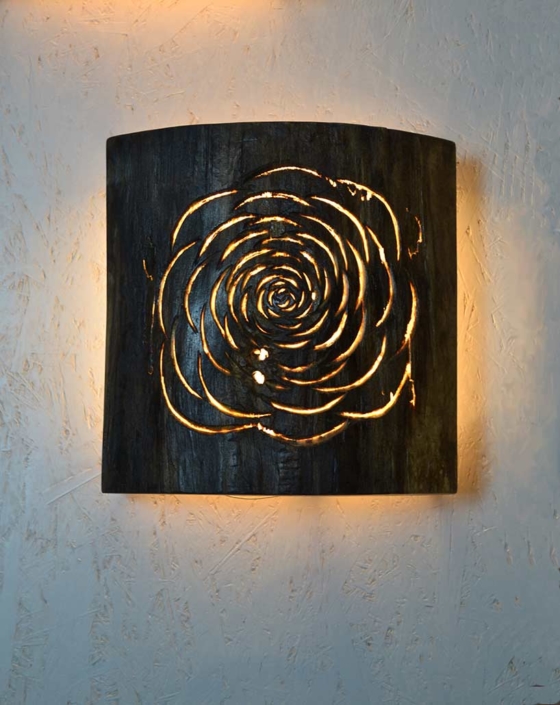Wandleuchte Roses, 2017, angewittertes Pappelholz/LED Lichtquelle, Länge/Höhe ca. 25 cm