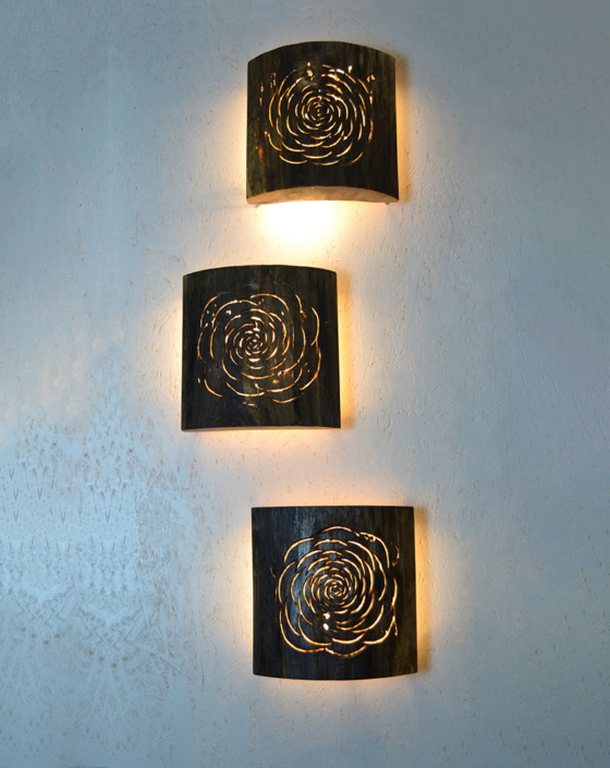 Wandleuchte Roses, 2017, angewittertes Pappelholz/LED Lichtquelle, Länge/Höhe ca. 25 cm