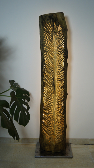 Stehleuchte Palm Beach , 2017, angewittertes Pappelholz/Stahlsockel/LED Lichtquelle, Höhe ca. 150 cm, Objekt ist bereits verkauft, kann aber in ähnlicher Weise reproduziert werden