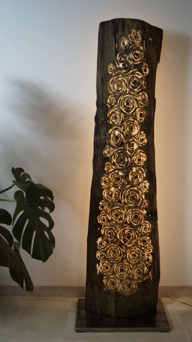 Stehleuchte Roses , 2017, angewittertes Pappelholz / Stahlsockel / LED Lichtquelle, Höhe ca. 170 cm